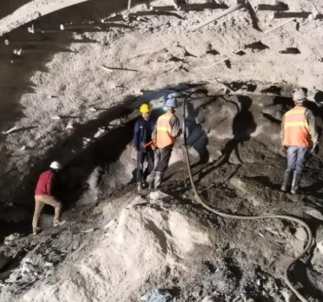 长武隧道拱顶带模注浆料，微膨胀注浆料的特点及施工工艺